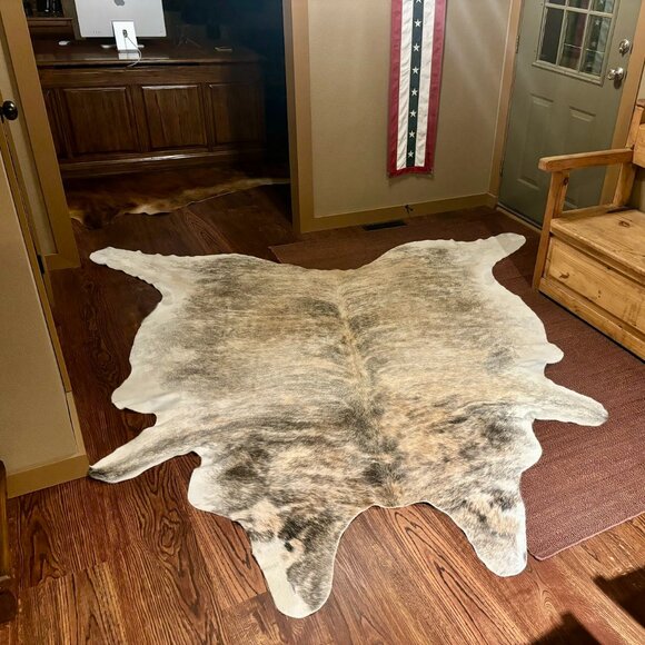 Beautiful and large cowhide rug in excellent condition! - Picture 1 of 3